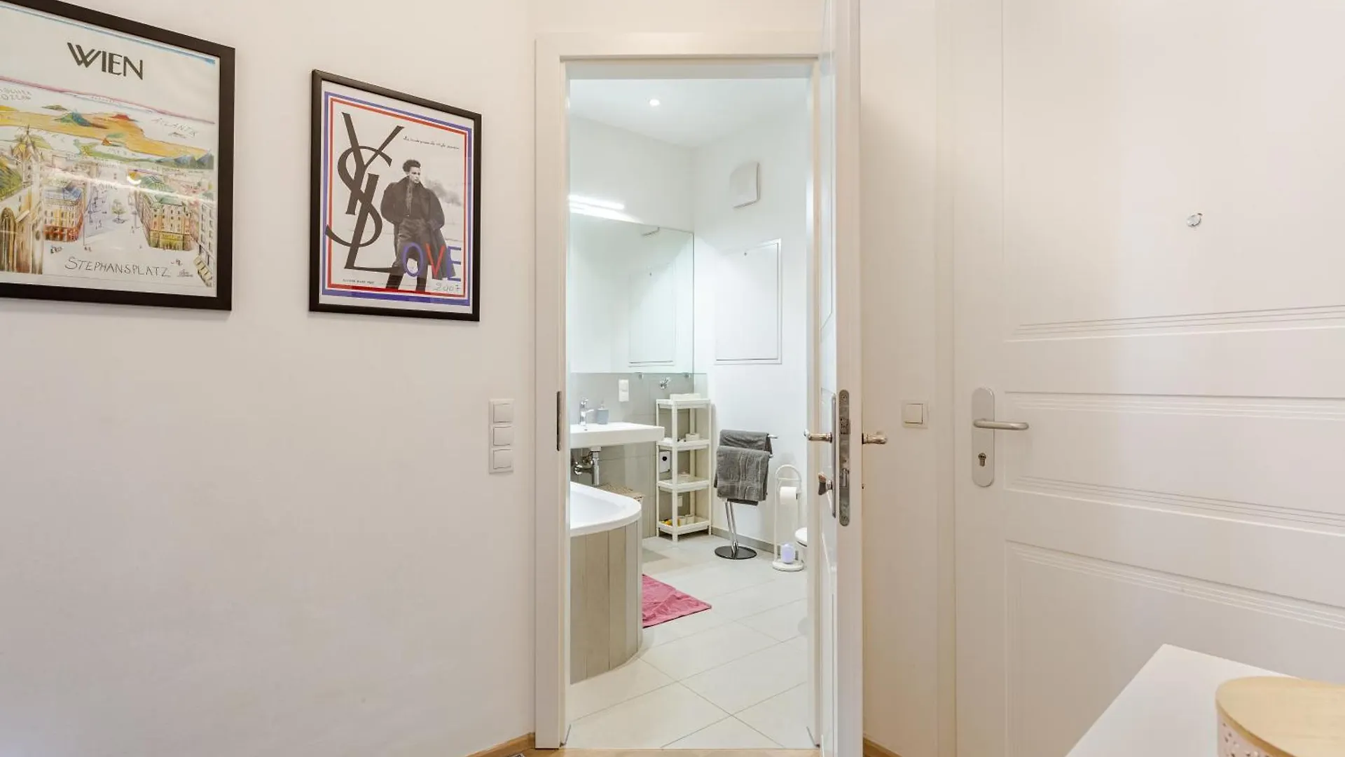 Chic Parisienne A Vienne - French Flair In The Heart Of Vienna Apartment 0*,