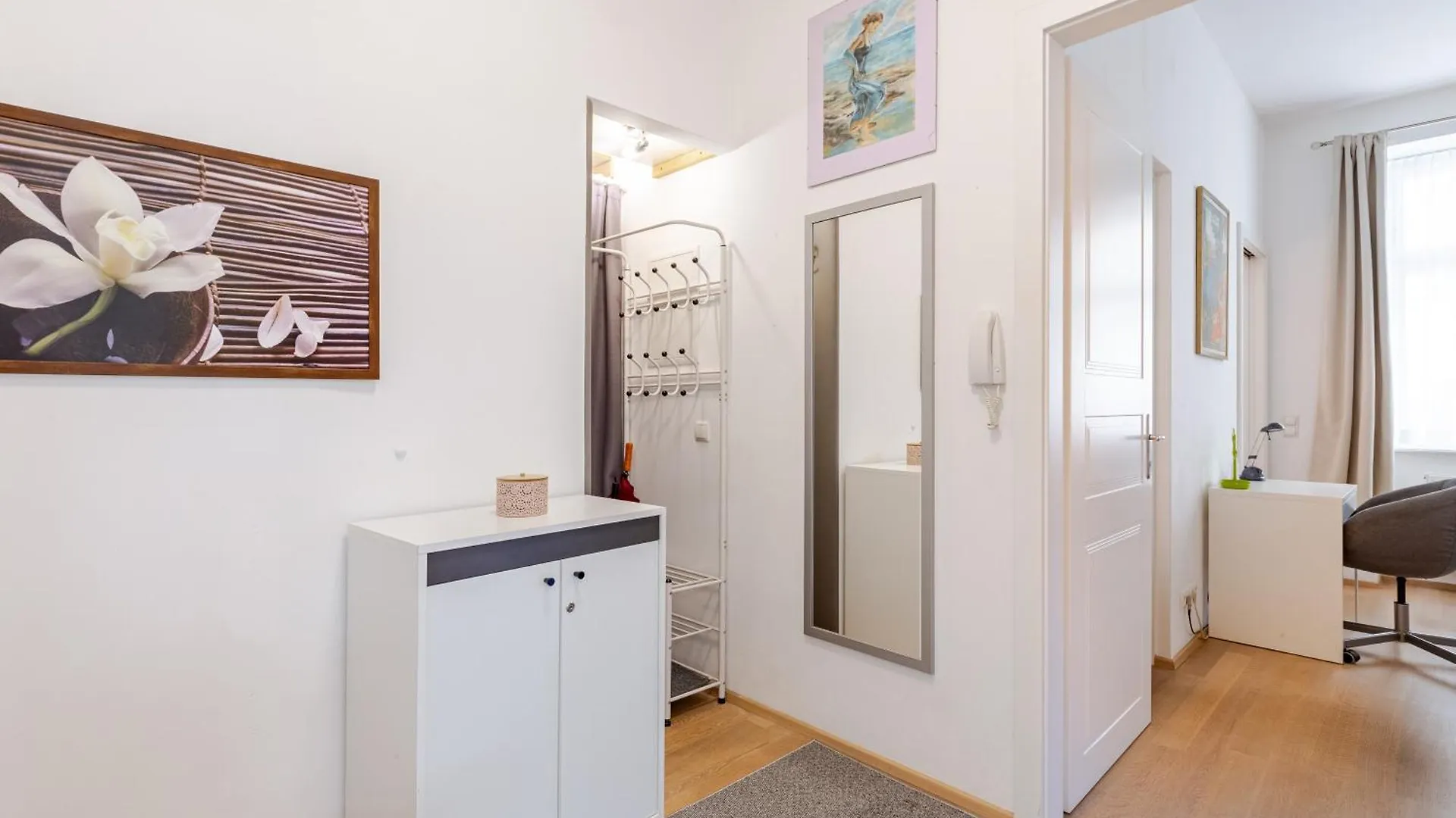 Chic Parisienne A Vienne - French Flair In The Heart Of Vienna Apartment