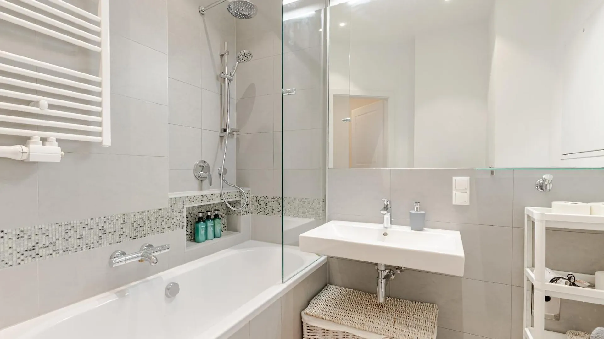 Chic Parisienne A Vienne - French Flair In The Heart Of Vienna Apartment