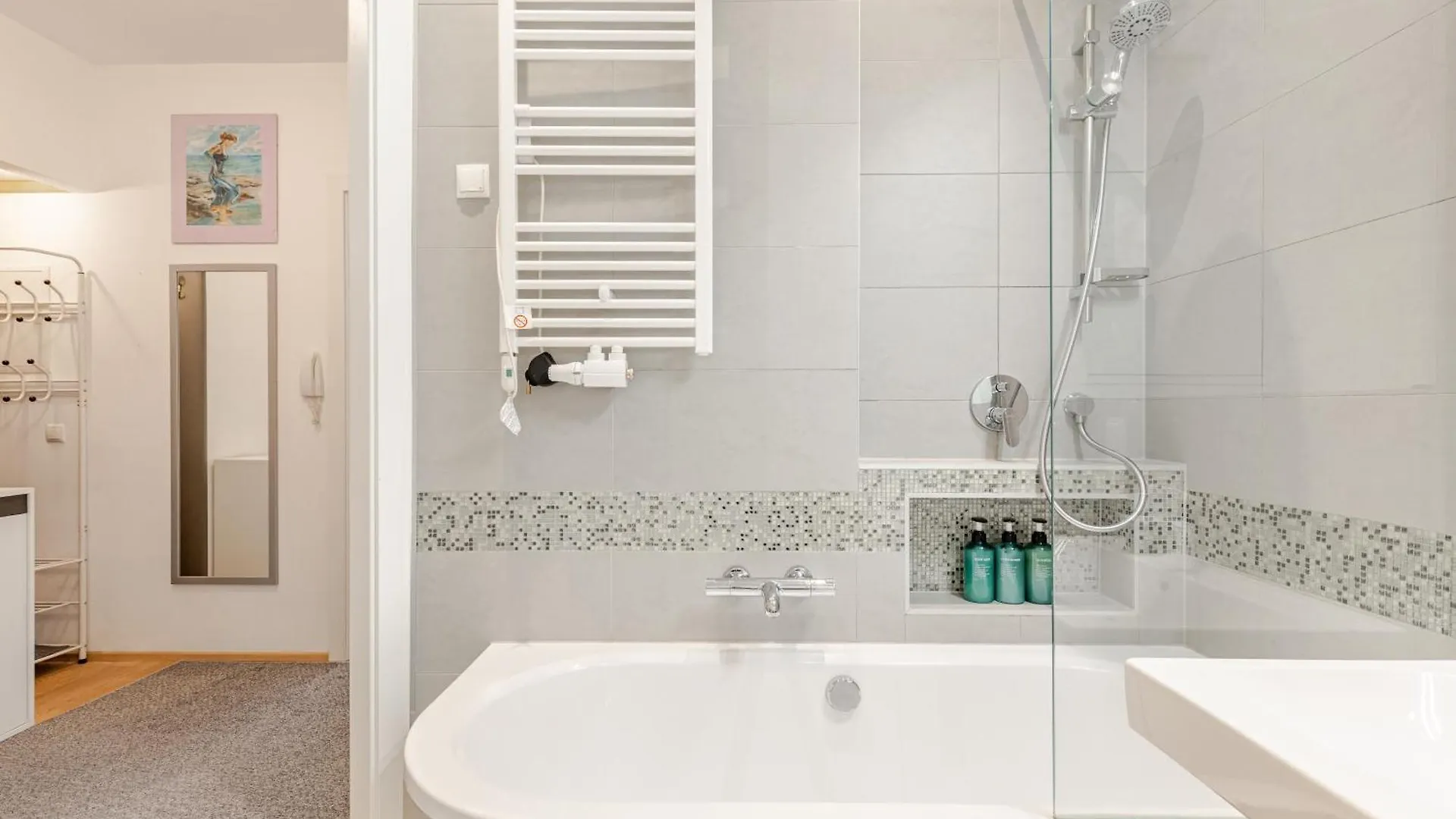 Chic Parisienne A Vienne - French Flair In The Heart Of Vienna Apartment