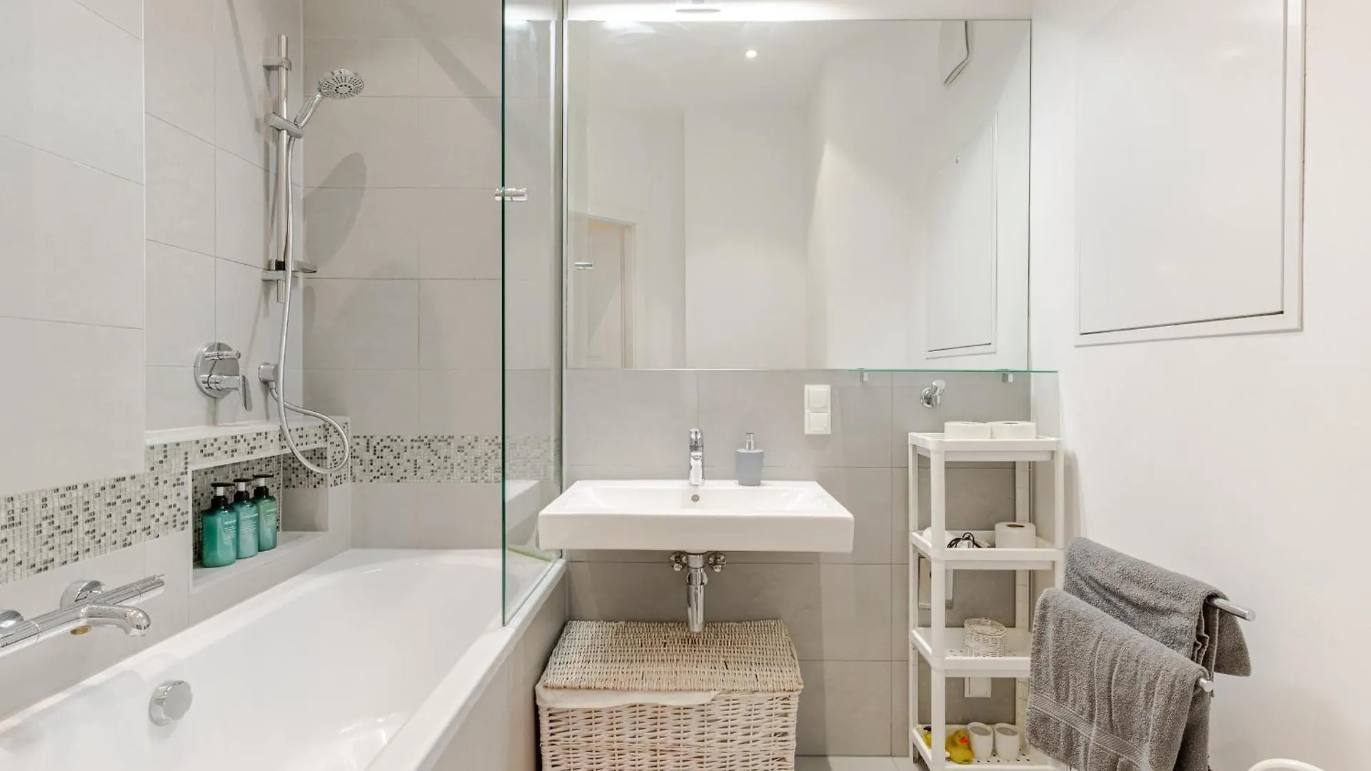 Chic Parisienne A Vienne - French Flair In The Heart Of Vienna Apartment Austria