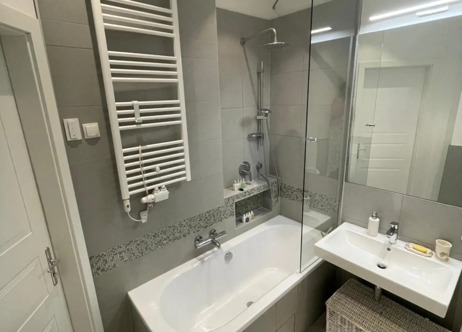 Chic Parisienne A Vienne - French Flair In The Heart Of Vienna Apartment