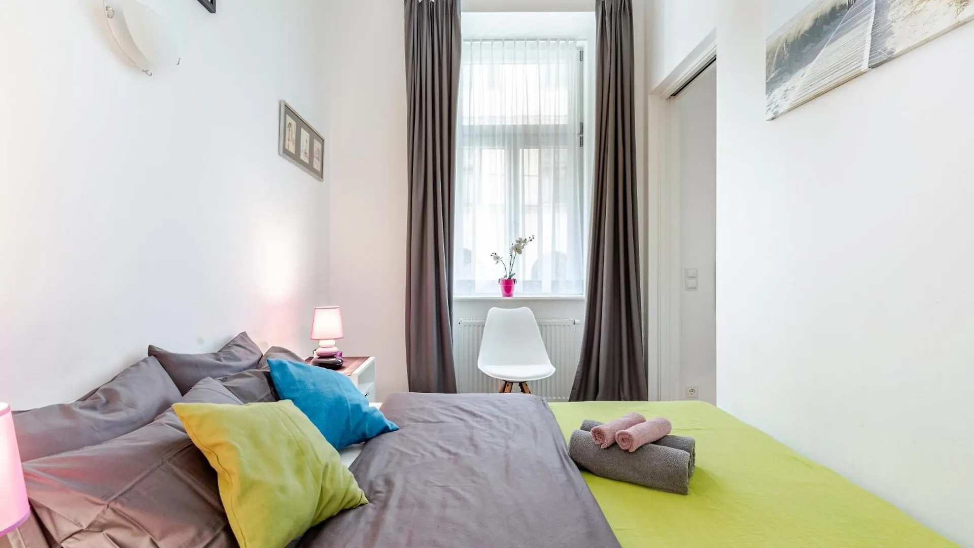 Chic Parisienne A Vienne - French Flair In The Heart Of Vienna Apartment