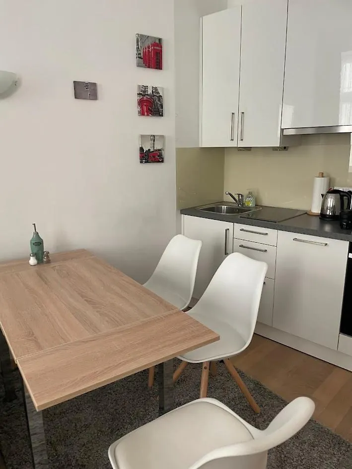 Chic Parisienne A Vienne - French Flair In The Heart Of Vienna Apartment 0*,