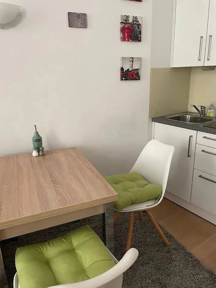 Chic Parisienne A Vienne - French Flair In The Heart Of Vienna Apartment Austria