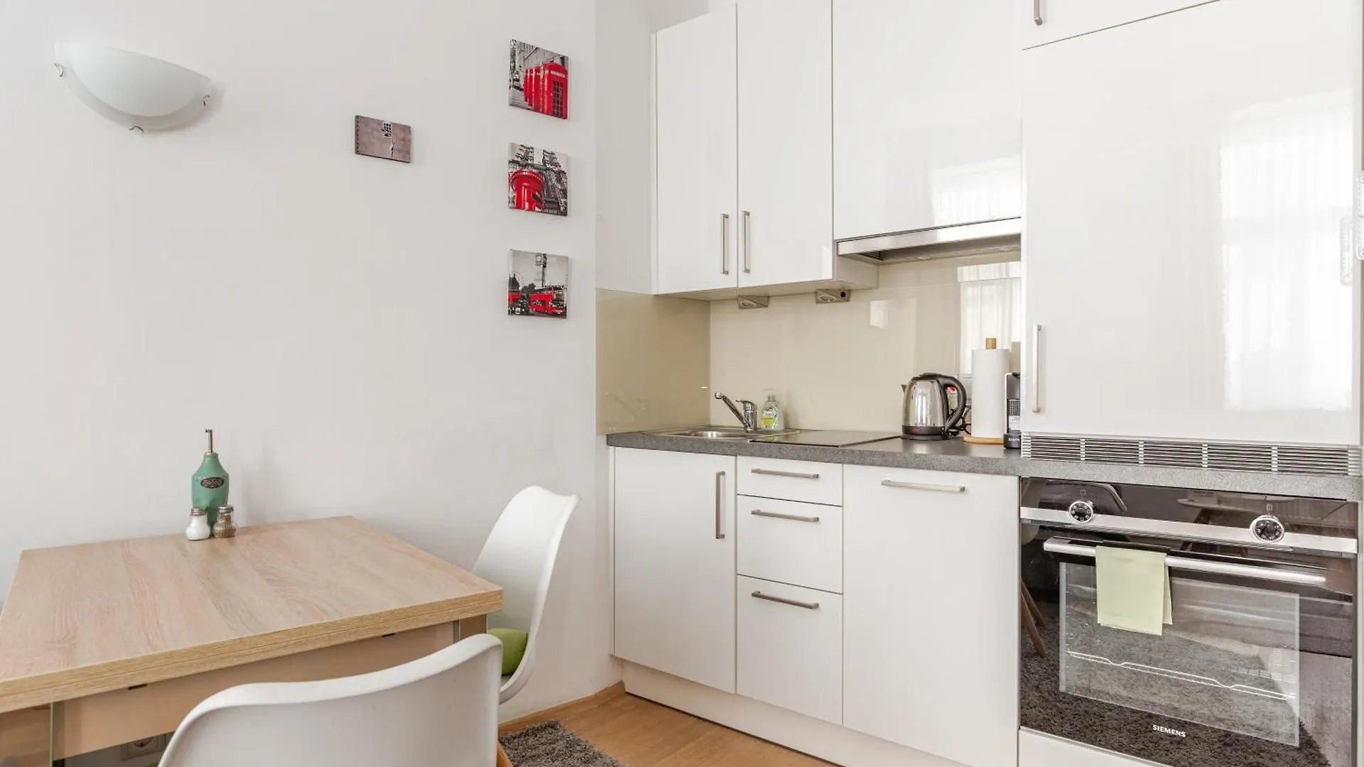 Chic Parisienne A Vienne - French Flair In The Heart Of Vienna Apartment