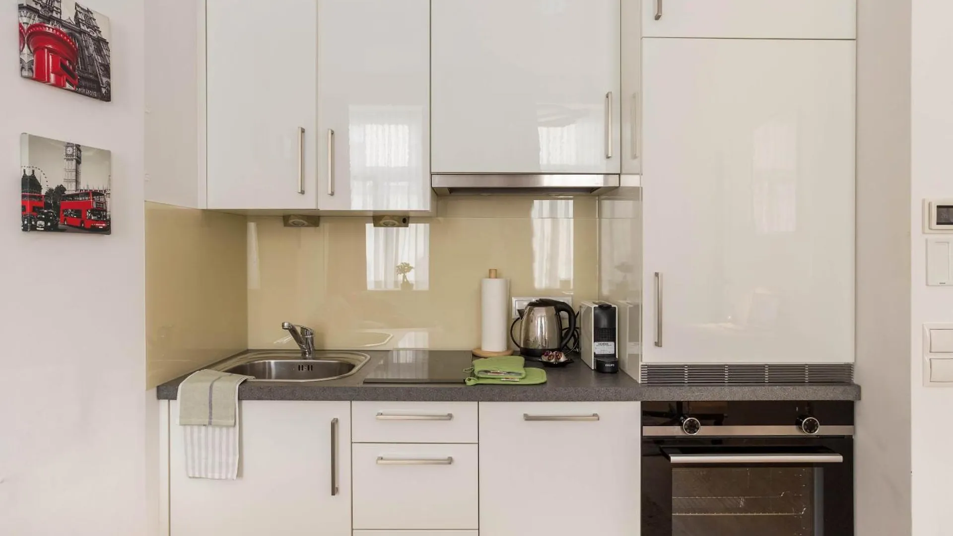 Chic Parisienne A Vienne - French Flair In The Heart Of Vienna Apartment