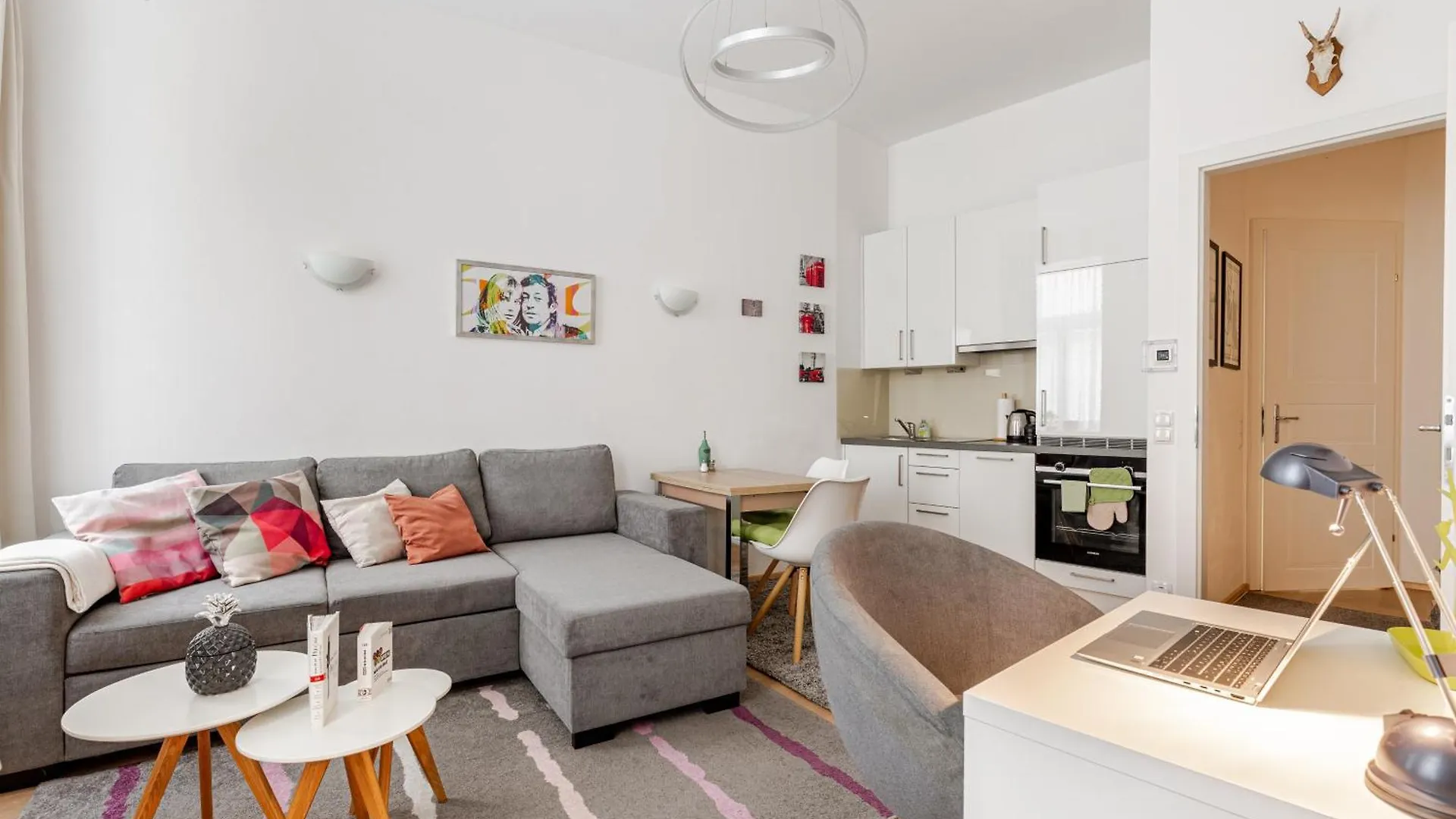 Chic Parisienne A Vienne - French Flair In The Heart Of Vienna Apartment Austria